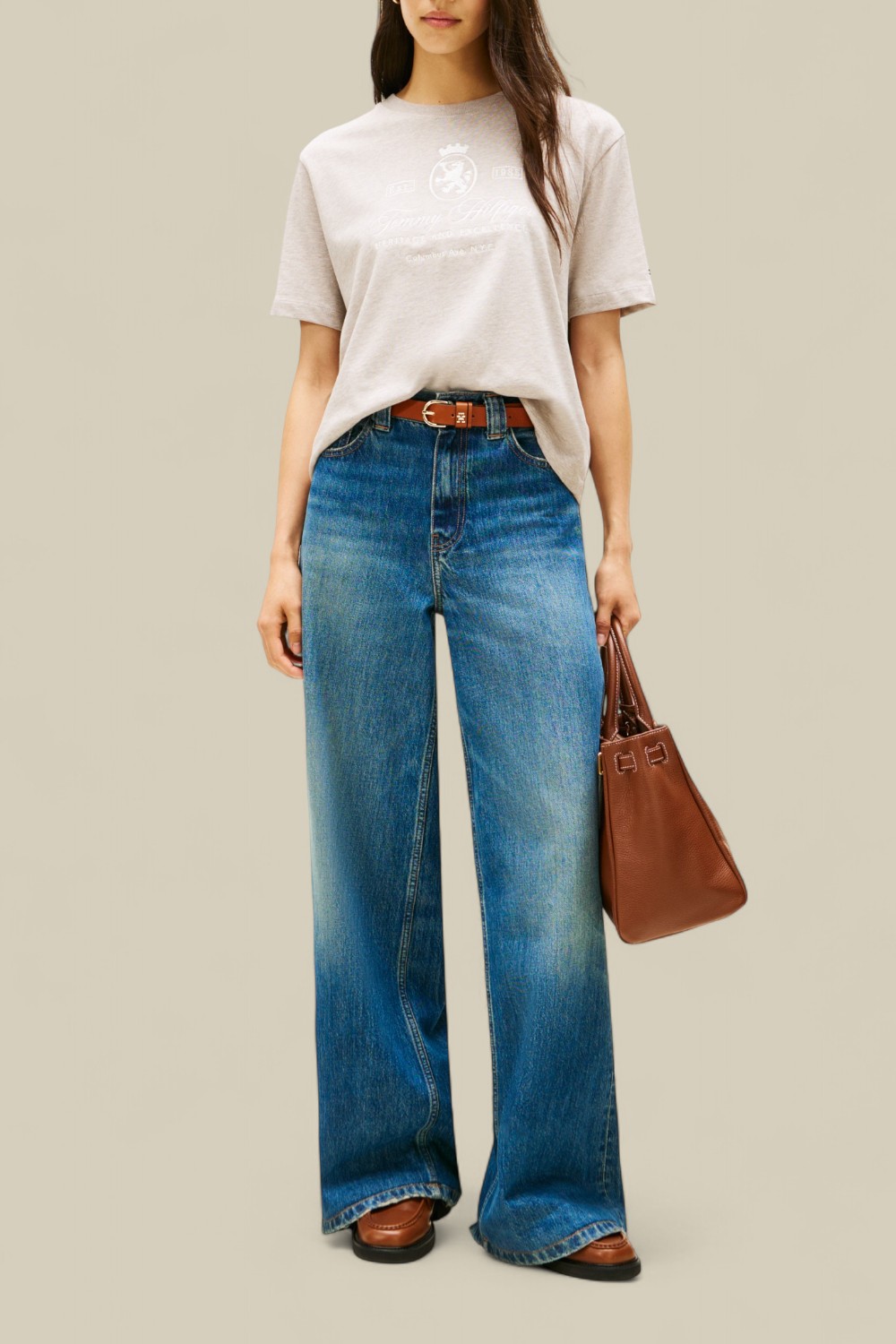 תמונת כל הלוק של חולצת טי